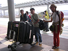 成田だよ。旅芸人のような装備!ココでじゃんけん大会。負けた人がお留守番。。。んなワケないか?!