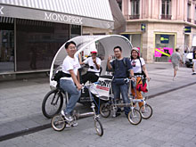 観光中でも諜報活動は忘れないmember!コレがVELOタクシー。